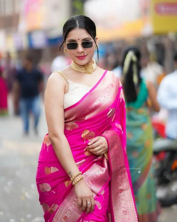 Prettiest_Black_Soft_Silk_Saree_With_Tantalizing_Blouse_Piece