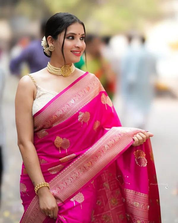 Prettiest_Black_Soft_Silk_Saree_With_Tantalizing_Blouse_Piece