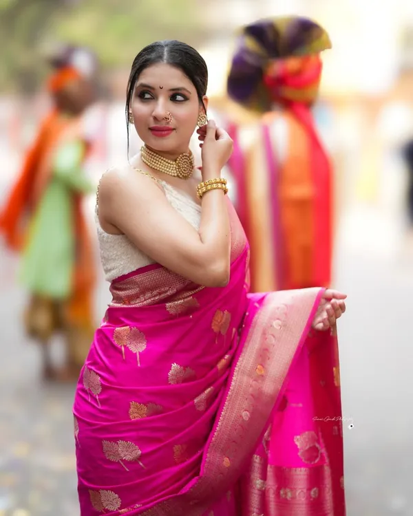 Prettiest_Black_Soft_Silk_Saree_With_Tantalizing_Blouse_Piece