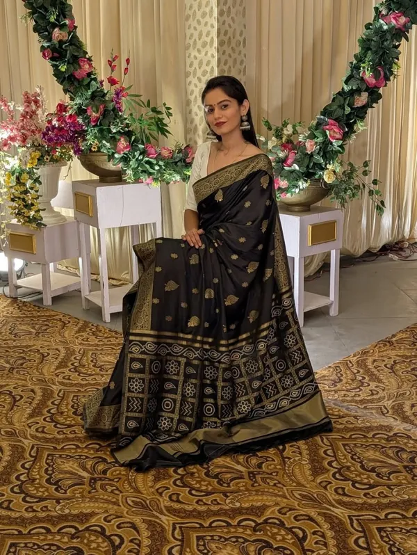 Prettiest_Black_Soft_Silk_Saree_With_Tantalizing_Blouse_Piece