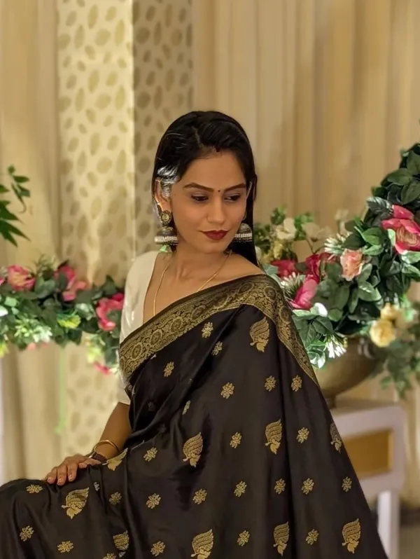Prettiest_Black_Soft_Silk_Saree_With_Tantalizing_Blouse_Piece