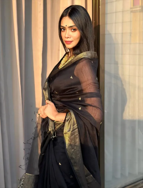 Pulsating_Black_Linen_Silk_Saree_With_Improbable_Blouse_Piece