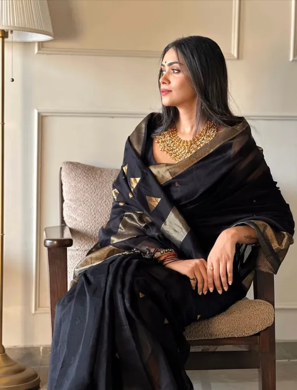 Pulsating_Black_Linen_Silk_Saree_With_Improbable_Blouse_Piece