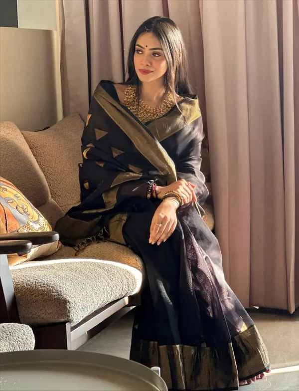 Pulsating_Black_Linen_Silk_Saree_With_Improbable_Blouse_Piece