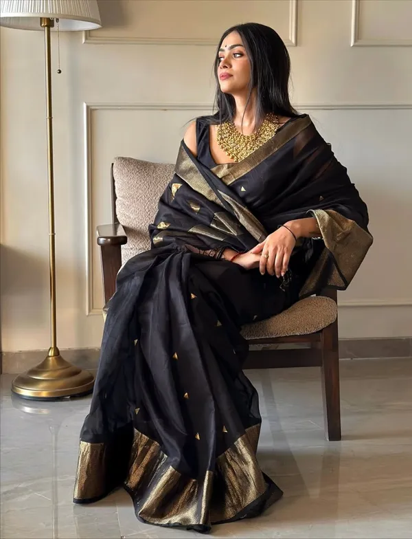 Pulsating_Black_Linen_Silk_Saree_With_Improbable_Blouse_Piece