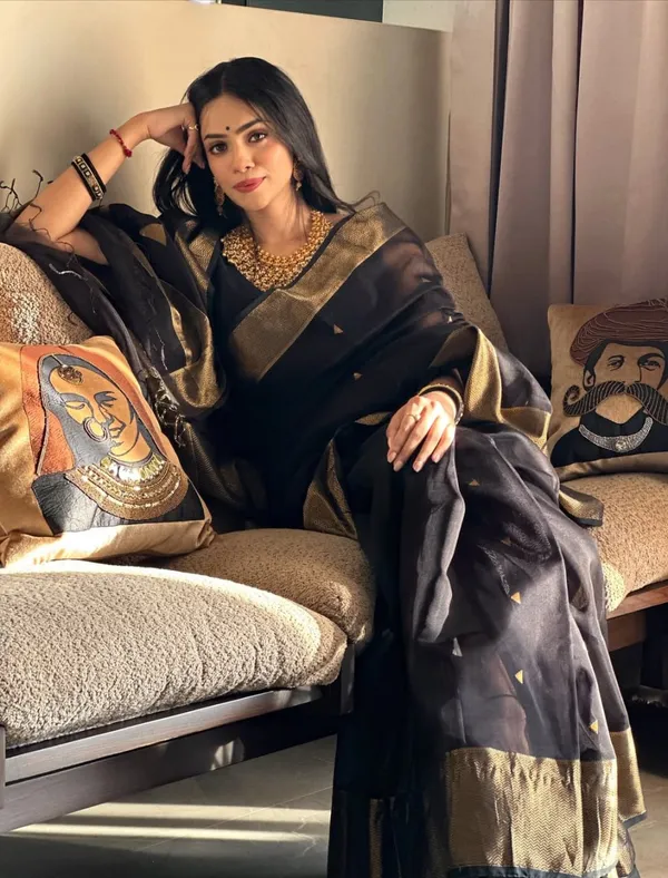 Pulsating_Black_Linen_Silk_Saree_With_Improbable_Blouse_Piece