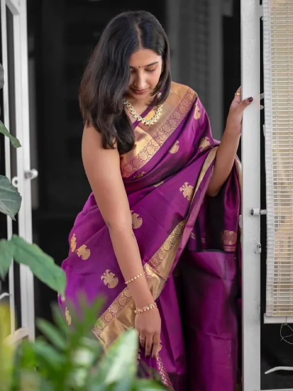 Symmetrical_Purple_Soft_Silk_Saree_With_Pulsating_Blouse_Piece