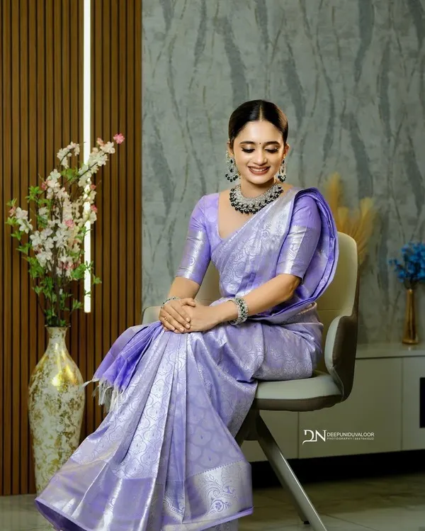 Purple_Banarasi_Silk_Saree_With_Zari_Weaving_Work
