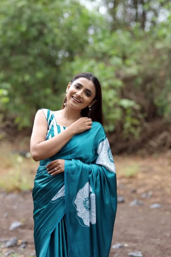 Elegant_Teal_Blue_Floral_Digital_Print_Saree_|_Premium_Soft_Digital_Printed_Saree_|_NavinyaVastra