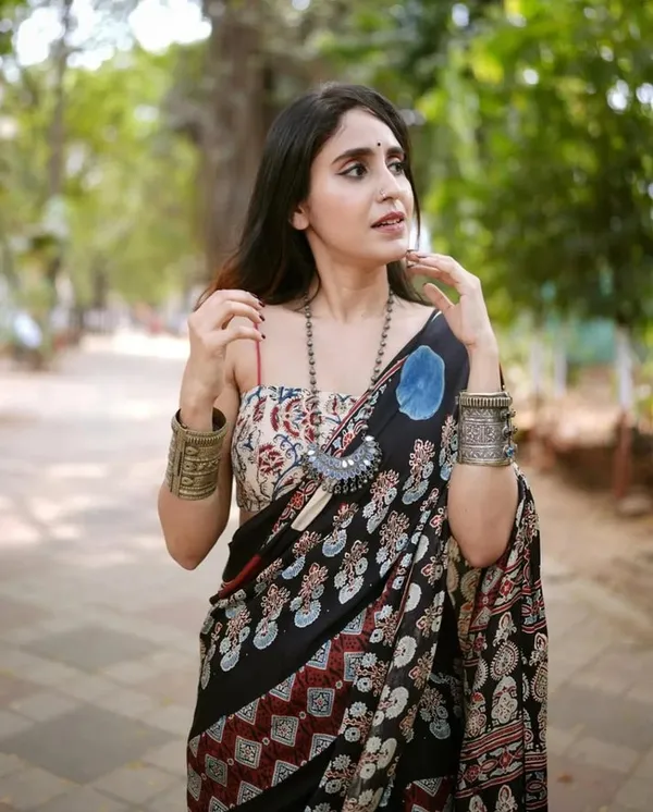 Elegant_Black_Floral_Ajrakh_Model_Silk_Saree