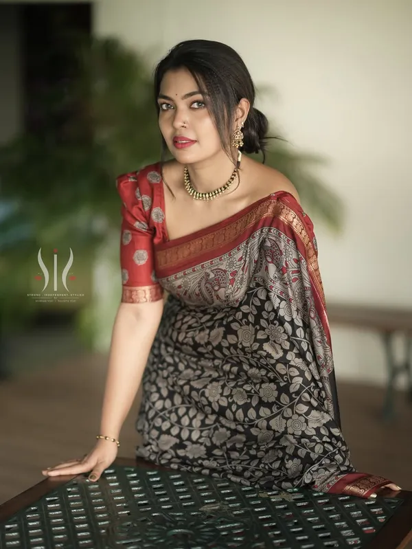 Elegant_Black_Dola_Silk_Saree_with_Floral_Weaving_&_Rich_Border_|_Premium_Festive_Wear_Saree