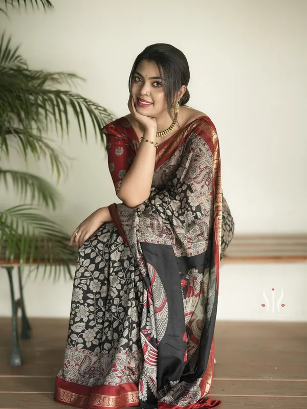 Elegant_Black_Dola_Silk_Saree_with_Floral_Weaving_&_Rich_Border_|_Premium_Festive_Wear_Saree