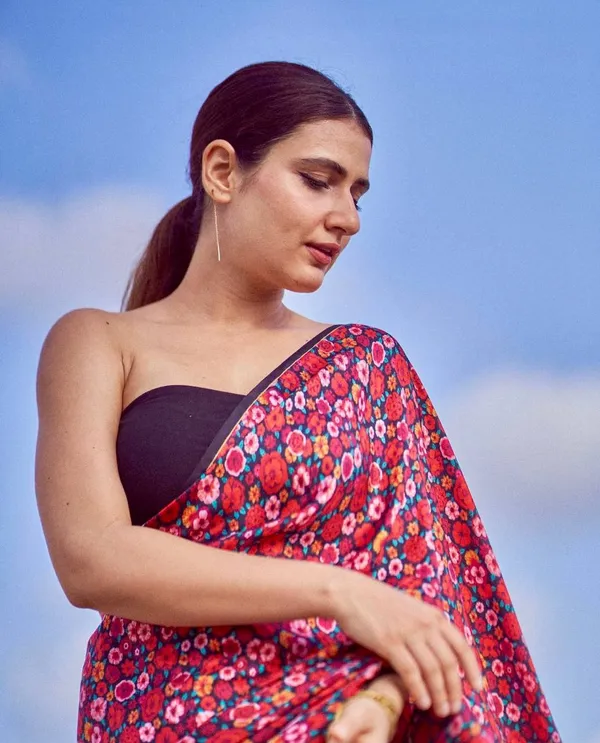 Red_Floral_Digital_Print_Saree_Premium_Lightweight_Designer_Wear