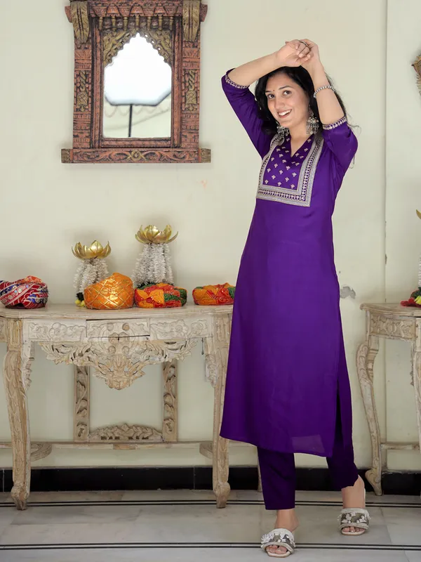 Purple_Floral_Embroidered_V-Neck_Straight_Kurta_With_Trousers_For_Women