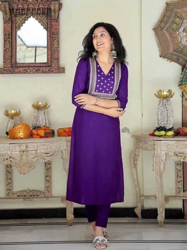 Purple_Floral_Embroidered_V-Neck_Straight_Kurta_With_Trousers_For_Women