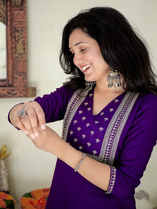 Purple_Floral_Embroidered_V-Neck_Straight_Kurta_With_Trousers_For_Women