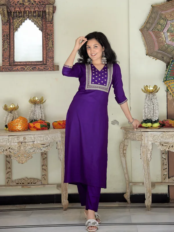 Purple_Floral_Embroidered_V-Neck_Straight_Kurta_With_Trousers_For_Women