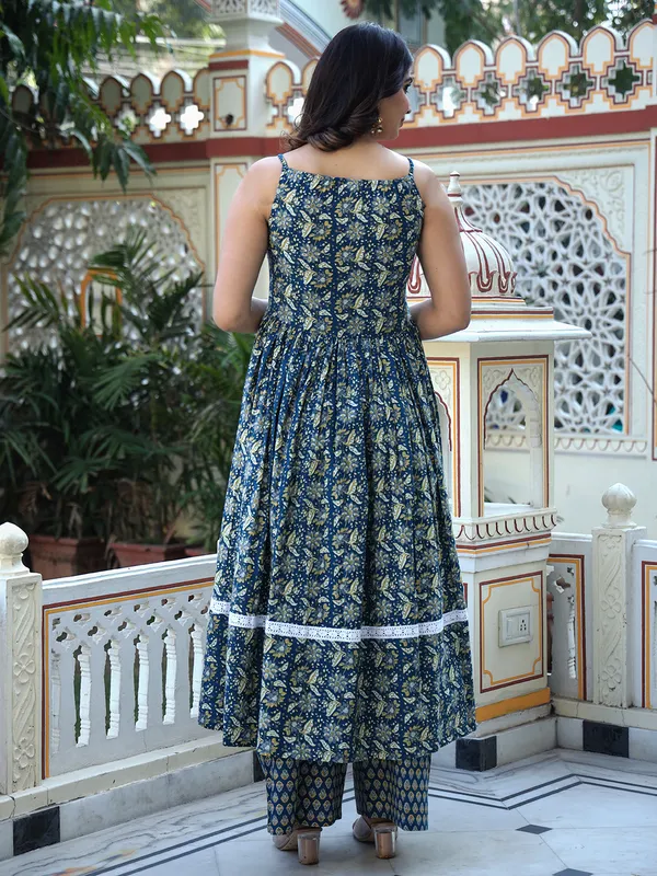 Blue_Floral_Printed_Regular_Phulkari_Pure_Cotton_Kurta_With_Palazzos_&_With_Dupatta_For_Women
