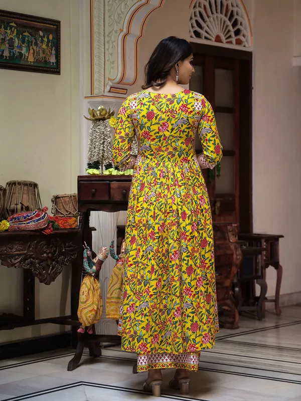 Yellow_Floral_Printed_Regular_Phulkari_Pure_Cotton_Kurta_With_Palazzos_&_With_Dupatta_For_Women