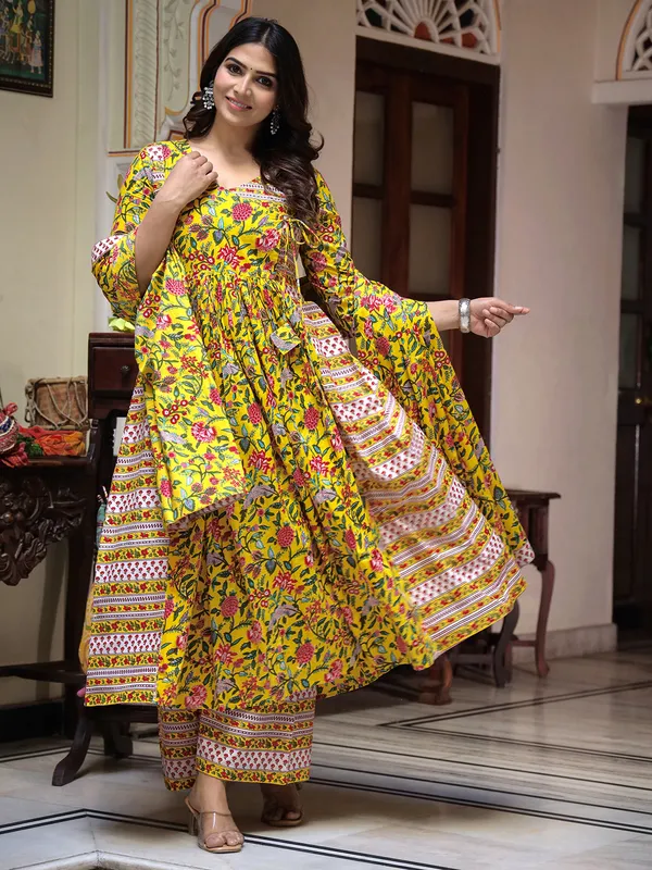 Yellow_Floral_Printed_Regular_Phulkari_Pure_Cotton_Kurta_With_Palazzos_&_With_Dupatta_For_Women