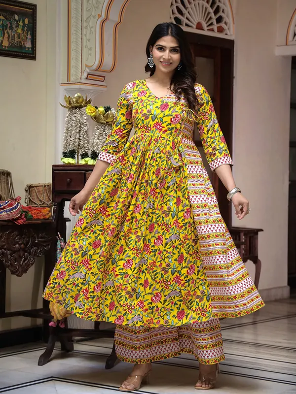 Yellow_Floral_Printed_Regular_Phulkari_Pure_Cotton_Kurta_With_Palazzos_&_With_Dupatta_For_Women