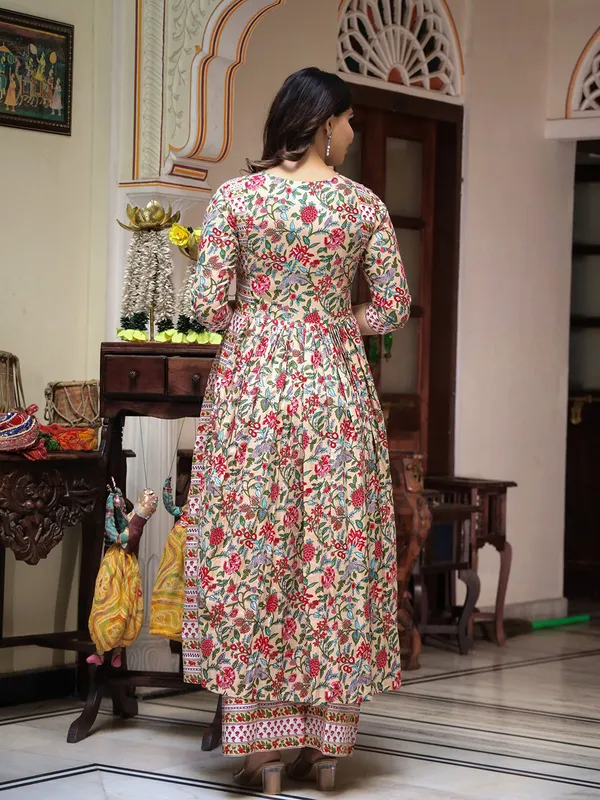 Chiku_Floral_Printed_Regular_Phulkari_Pure_Cotton_Kurta_With_Palazzos_&_With_Dupatta_For_Women