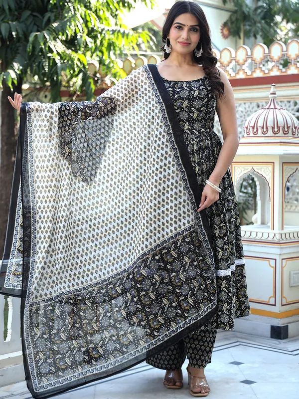 Black_Floral_Printed_Regular_Phulkari_Pure_Cotton_Kurta_With_Palazzos_&_With_Dupatta_For_Women