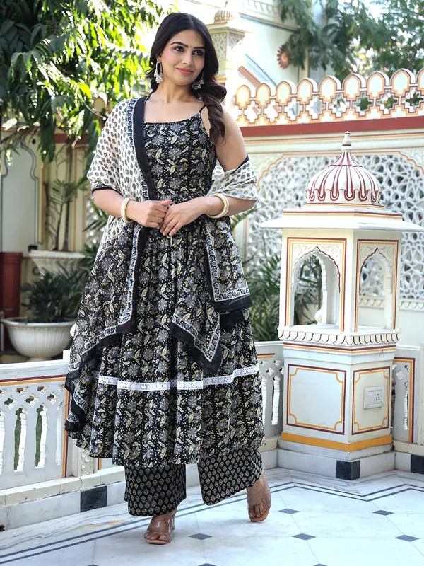 Black_Floral_Printed_Regular_Phulkari_Pure_Cotton_Kurta_With_Palazzos_&_With_Dupatta_For_Women