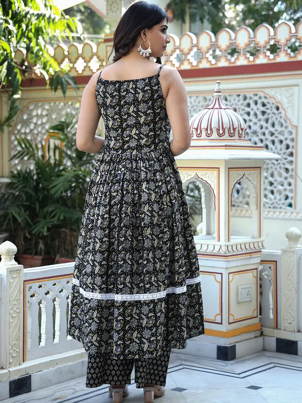 Black_Floral_Printed_Regular_Phulkari_Pure_Cotton_Kurta_With_Palazzos_&_With_Dupatta_For_Women