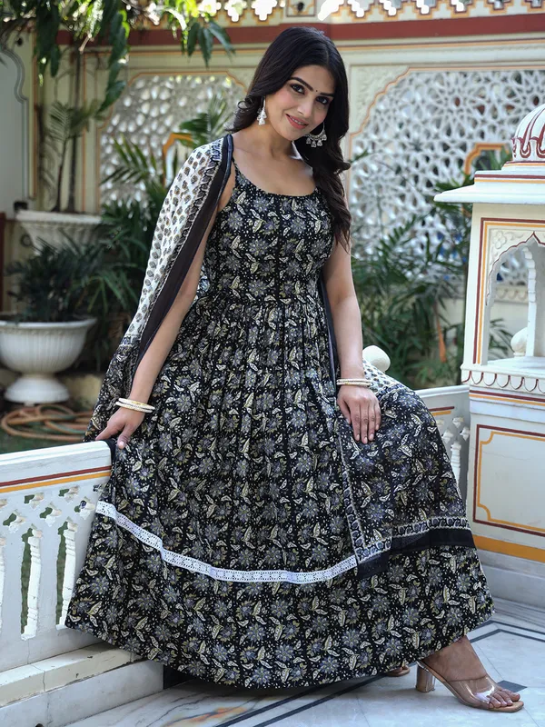 Black_Floral_Printed_Regular_Phulkari_Pure_Cotton_Kurta_With_Palazzos_&_With_Dupatta_For_Women