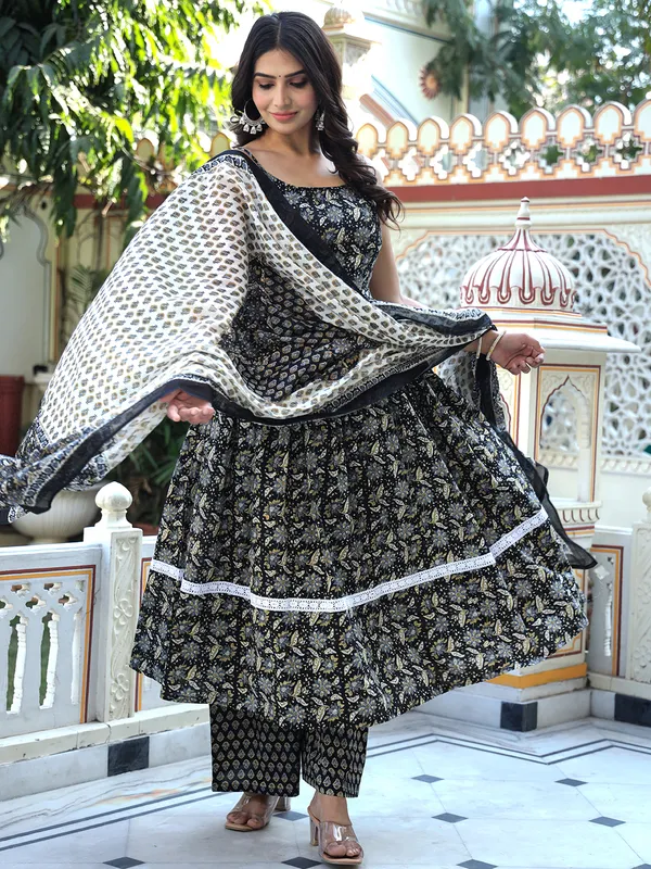 Black_Floral_Printed_Regular_Phulkari_Pure_Cotton_Kurta_With_Palazzos_&_With_Dupatta_For_Women