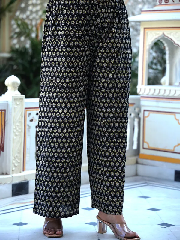 Black_Floral_Printed_Regular_Phulkari_Pure_Cotton_Kurta_With_Palazzos_&_With_Dupatta_For_Women