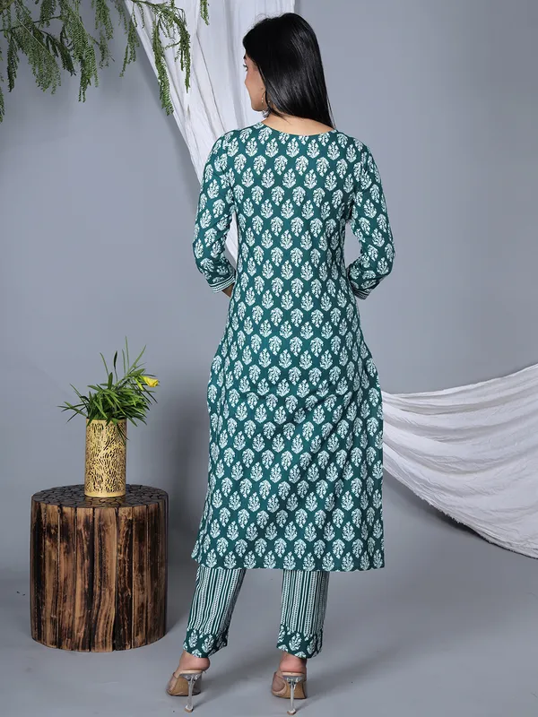 Green_Floral_Embroidered_Regular_Sequinned_Pure_Cotton_Kurta_With_Trousers_&_With_Dupatta_For_Women