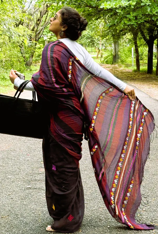 Marron_Kutch_Embroidery_Handloom_Cotton_Saree_For_Women