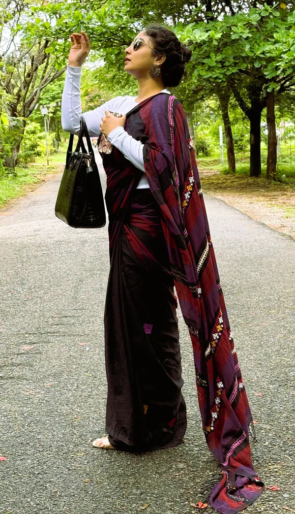 Marron_Kutch_Embroidery_Handloom_Cotton_Saree_For_Women