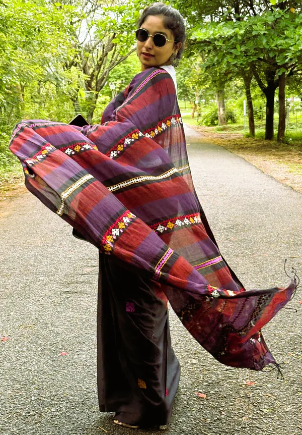 Marron_Kutch_Embroidery_Handloom_Cotton_Saree_For_Women
