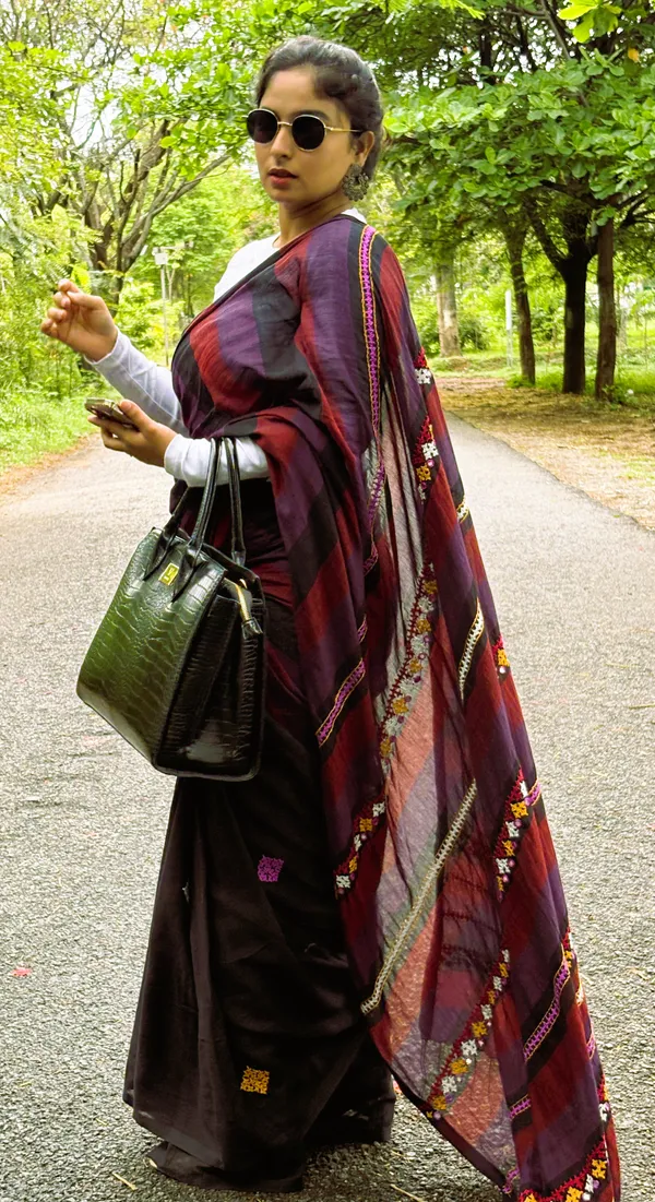 Marron_Kutch_Embroidery_Handloom_Cotton_Saree_For_Women
