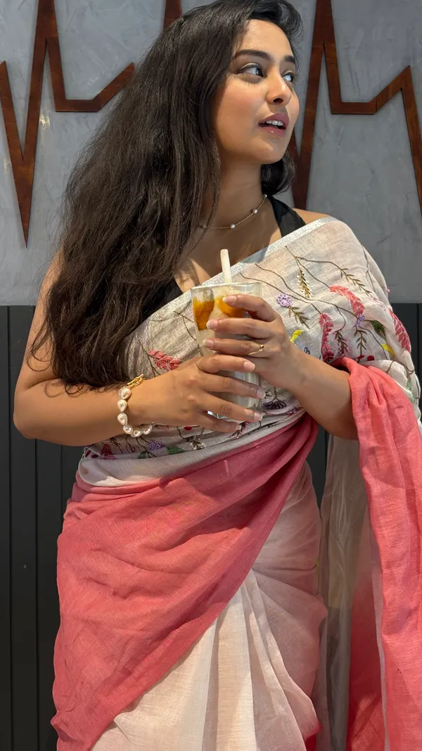 Pink_&_White_Gulnar_Pure_Handwoven_Linen_Saree_For_Women