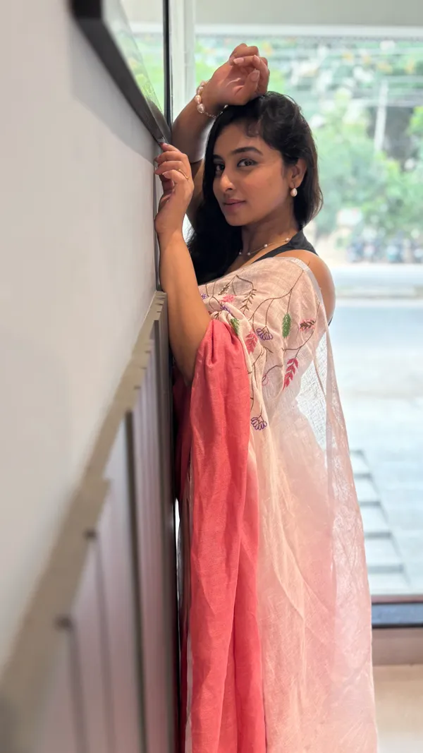 Pink_&_White_Gulnar_Pure_Handwoven_Linen_Saree_For_Women
