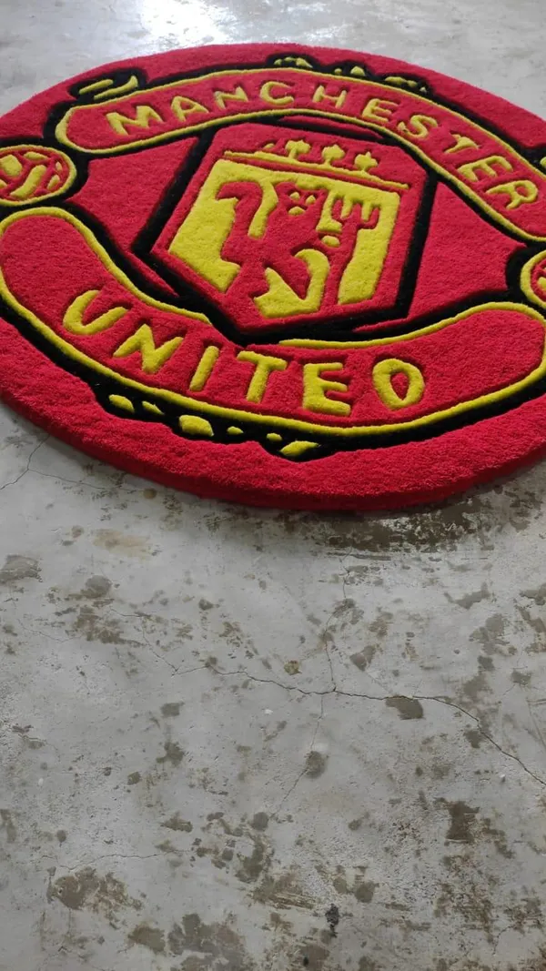 Red_And_Black_Premium_Manchester_United_Design_Rug_For_Home_Decor