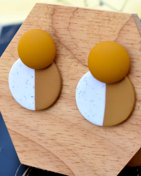 White_&_Mustard_Premium_Polymer_Geometric_Splicing_Round_Polymer_Clay_Earrings_For_Women