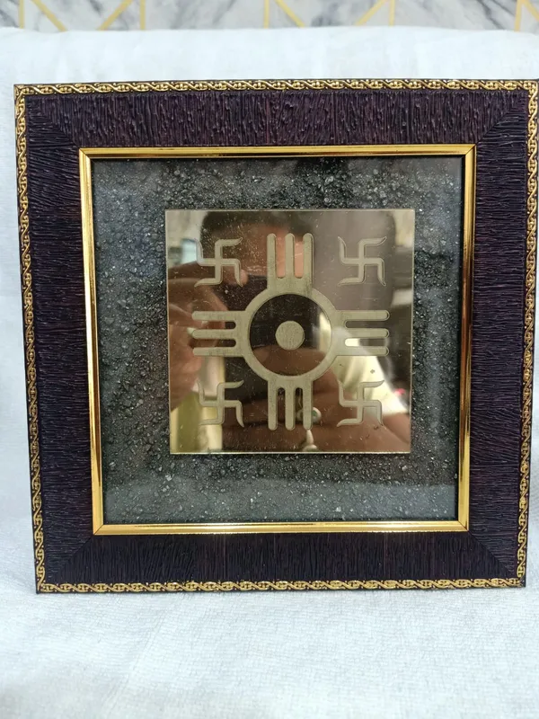 Geo_Symbol_Wooden_Frame_With_Dust_Pyrite