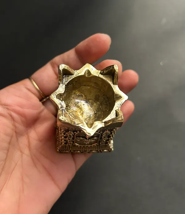 Golden_Finish_Pure_Brass_Tulsi_Planter_Diya_(2_Inch)