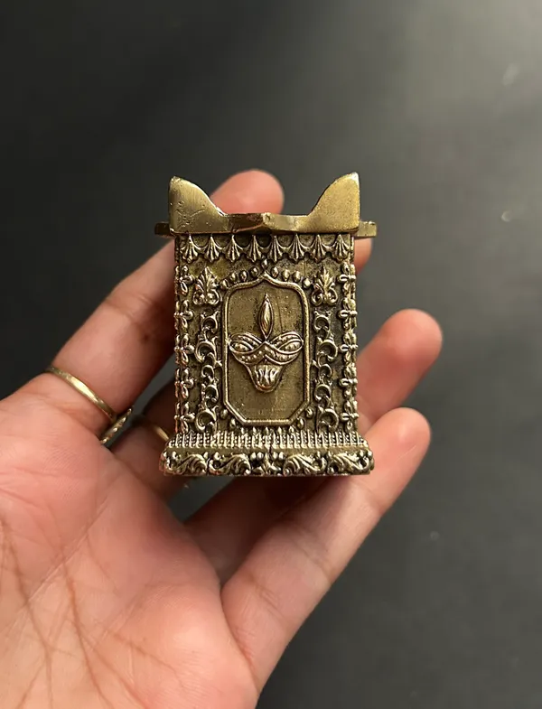 Golden_Finish_Pure_Brass_Tulsi_Planter_Diya_(2_Inch)