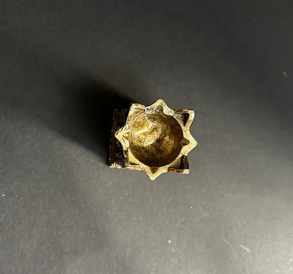 Golden_Finish_Pure_Brass_Tulsi_Planter_Diya_(2_Inch)