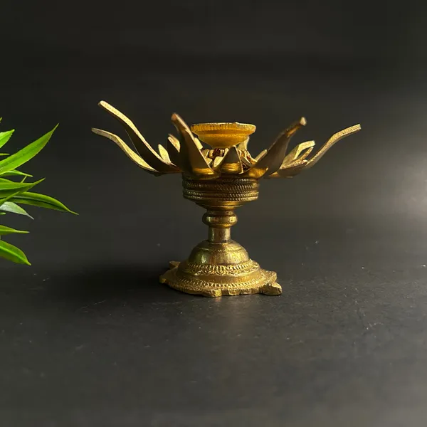 Golden_Finish_Pure_Brass_Kamal_Pooja_Diya_(4_Inch)