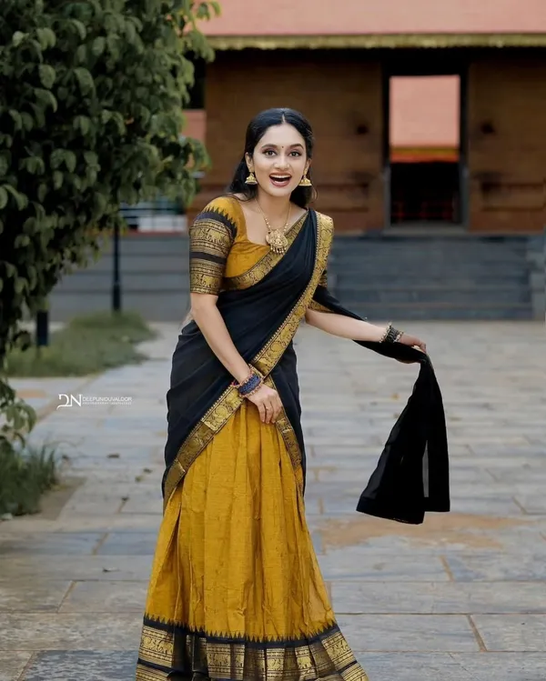 Black_And_Mustard_Elegant_Design_Silk_Blend_Half_Saree_For_Women
