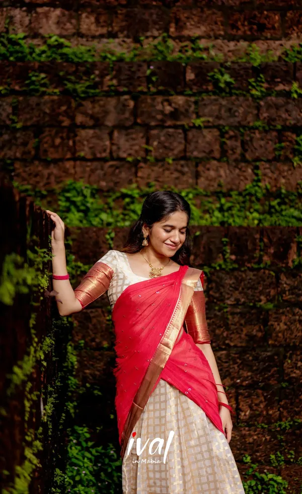 Red_And_Cream_Elegant_Design_Silk_Blend_Half_Saree_For_Women