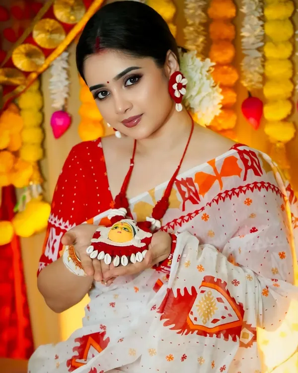 White_And_Red_Elegant_Design_Cotton_Saree_For_Women