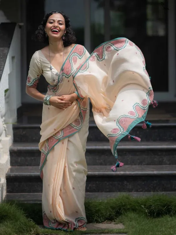 Cream_Elegant_Design_Embroidered_Silk_Blend_Saree_For_Women
